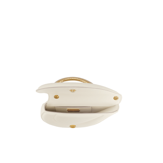 Sac à main Serpenti Cuore 1968 en cuir de veau couleur blanc perlé avec doublure en cuir nappa couleur blanc perlé. Captivante poignée supérieure en forme de serpent en laiton doré, ornée d'écailles en émail couleur blanc perlé et noir et d'yeux en zircones. Fermoir à bouton-pression. SRN-001-1367S-r image 4