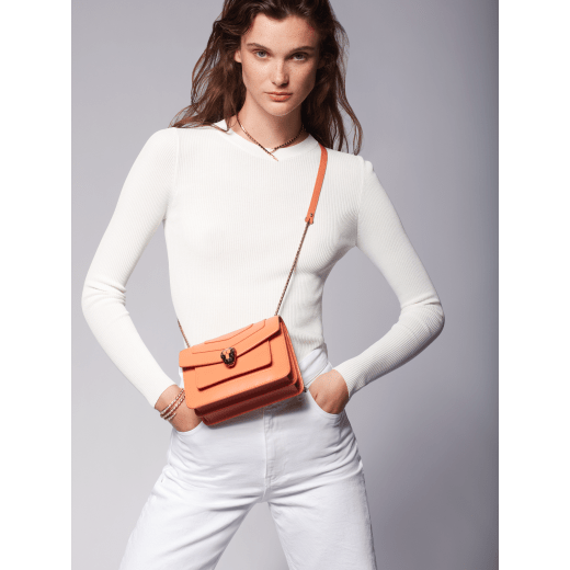 Serpenti Forever small crossbody bag in white agate calf leather with heather amethyst fuchsia grosgrain lining. Captivating snakehead closure in light gold-plated brass embellished with black and white agate enamel scales and green malachite eyes. 1082-CLb image 6