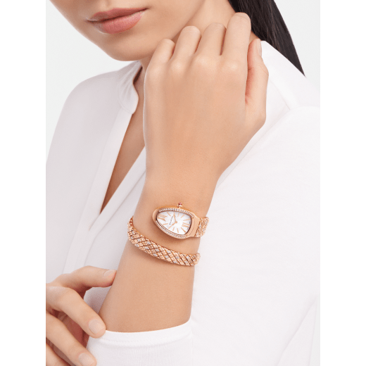 Serpenti Spiga single-spiral watch with 18 kt rose gold case and bracelet set with diamonds, and white mother-of-pearl dial SERPENTI-SPIGA-1TWHITEDIALDIAM image 2
