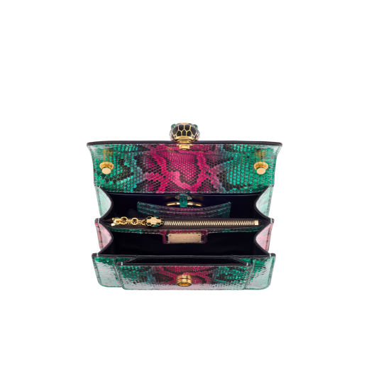 Маленькая сумка через плечо Serpenti Forever, кожа питона ярко-изумрудного цвета и цвета фуксии оттенка турмалина с узором Multichrome, подкладка из кожи наппа черного цвета. Магнитная застежка в виде змеиной головы из латуни с покрытием из золота, чешуйки из эмали оттенков белого и черного жадеита, глаза из зеленого малахита. 293317 image 4