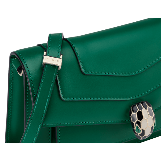 Petit sac porté épaule Serpenti Forever East-West en cuir de veau noir avec doublure grainée vert Émeraude. Il est doté d’un captivant fermoir magnétique Serpenti en laiton doré rehaussé d’écailles en émail noir et couleur blanc Agate avec des yeux verts en malachite. 1237-CLa image 5