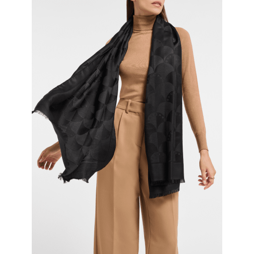 Maxi Calla stole in fine white silk wool. Made of 60% silk and 40% wool. MAXICALLA-ST image 1