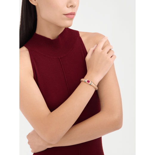 Bvlgari Tubogas 手環，採用 18K 玫瑰金，鑲飾祖母綠型切割紅碧璽、綠玉髓元素與密鑲鑽石。 BR860811 image 2
