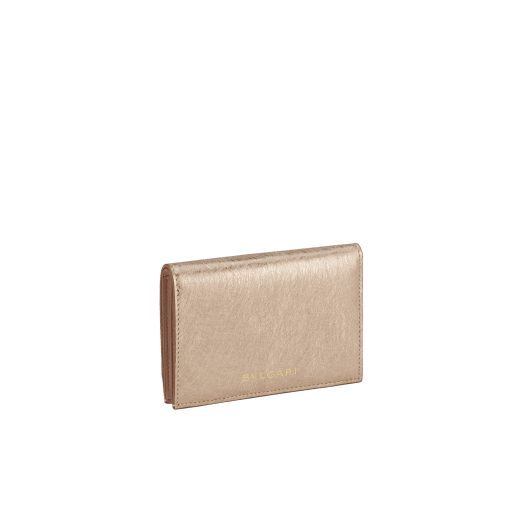 Serpenti Forever folded card holder in light gold Striated calf leather with linen agate nappa leather interior. Captivating snakehead décor in light gold-plated brass embellished with champagne enamel and light gold-plated brass scales, and black enamel eyes; press-button closure. SEA-CC-HOLD-FOLD-R image 3