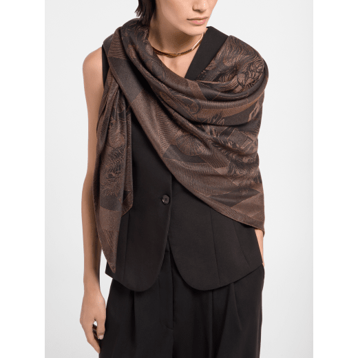 Polychroma Lux scarf in fine natural silk and cashmere. Made of 63% silk, 24% cashmere, 8% polyester and 5% polyamide. POLYCHROMALUX-SQ image 1