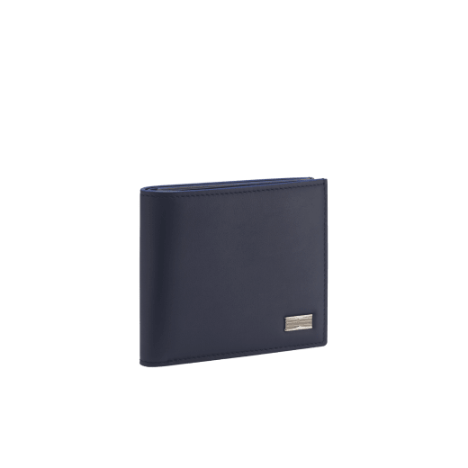 B.zero1 Man Bifold Portemonnaie aus mattem schwarzen Kalbsleder mit Innenseite aus Nappaleder in Niagara Sapphire Blau. Ikonischer Dekor aus dunkel ruthenium- und palladiumbeschichtetem Messing sowie gefalteter Verschluss. BZM-BIFOLDWALLET image 1