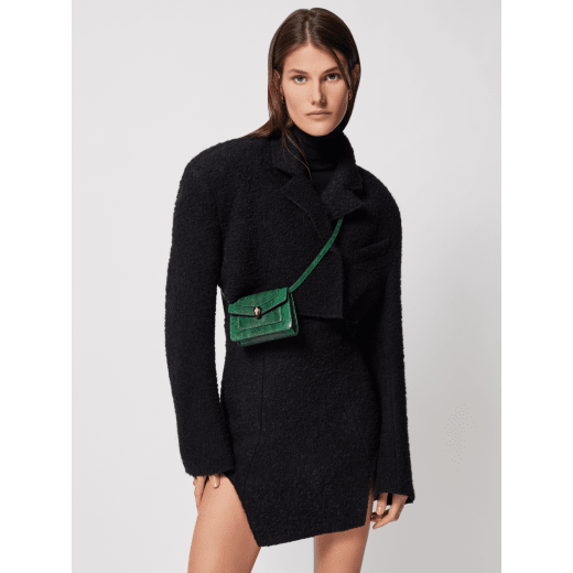 Сумка микроформата Serpenti Forever, кожа теленка серебристого цвета с узором Striated, внутренняя отделка из кожи наппа серого цвета оттенка туманного опала. Магнитная застежка в виде змеиной головы из латуни с покрытием из светлого золота, чешуйки из эмали серого цвета с сатинированной отделкой и прозрачной эмали, глаза из черной эмали. SEA-MINICROSSBODY image 1