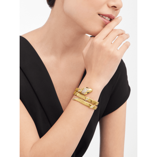 Serpenti 雙圈手環，18K 黃金材質，飾以半密鑲鑽石，蛇眼鑲飾黑色縞瑪瑙。 BR860265 image 2
