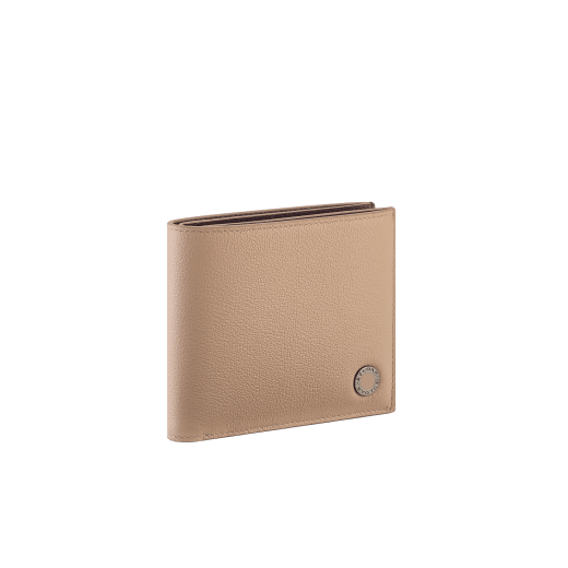 Portefeuille compact Bvlgari Bvlgari Man hipster en cuir de veau grainé Urban couleur vert forêt à l'extérieur et vert émeraude à l'intérieur. Détail emblématique en laiton plaqué ruthénium foncé orné d’émail couleur vert forêt mat et fermeture à deux volets. BBM-WLT2FASYMc image 1