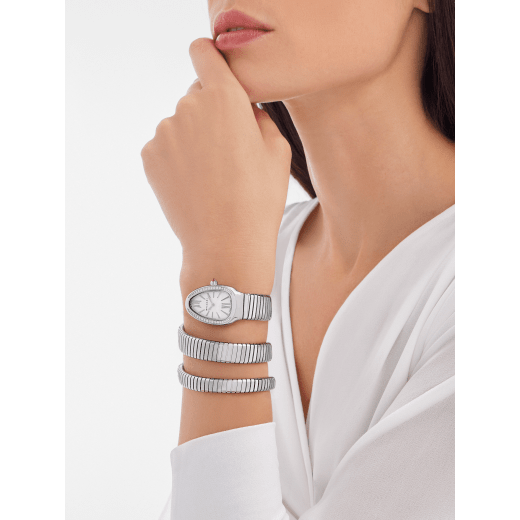 Serpenti Tubogas Uhr mit doppelt geschwungenem Armband, Gehäuse und Armband aus Edelstahl, Lünette mit Diamanten im Brillantschliff und silberfarbenem Opalin-Zifferblatt. SP35C6SDS-2T-WG image 1