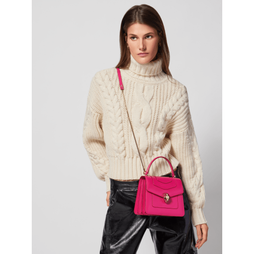 Serpenti Forever small top handle bag in white agate calf leather with heather amethyst fuchsia grosgrain lining. Captivating snakehead closure in light gold-plated brass embellished with black and white agate enamel scales and green malachite eyes. 1122-CLa image 2