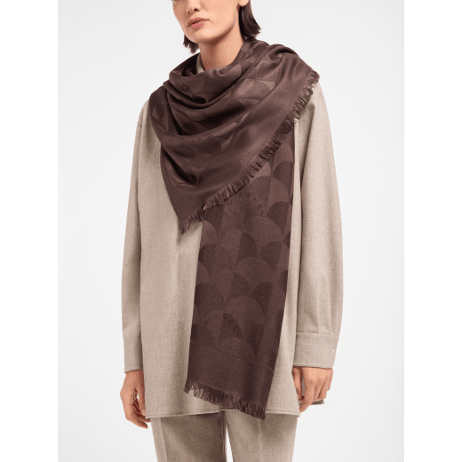 Maxi Calla stole in fine white silk wool. Made of 60% silk and 40% wool. MAXICALLA-ST image 1