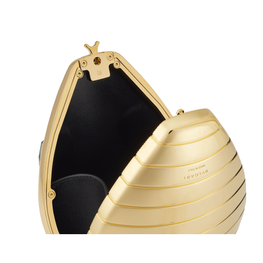 Minaudière Serpenti in ottone e alluminio con finiture oro, squame in smalto verde, turchese feroza, bianco perla e nero, e occhi in cristallo verde smeraldo scuro. Chiusura con bottone a pressione. 295259 image 4