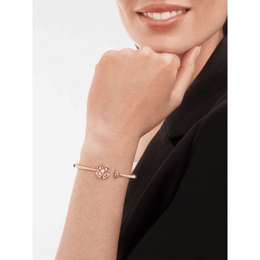 Fiorever 18 kt rose gold bracelet set with a central diamond and pavé diamonds. BR858672 image 3