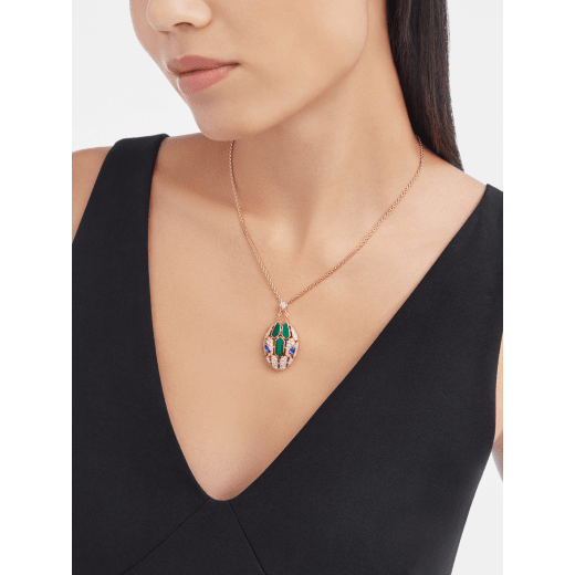 Serpenti 吊墜項鍊，18K 玫瑰金材質，飾以密鑲鑽石、藍色藍寶石蛇眼和孔雀石元素。 356782 image 1