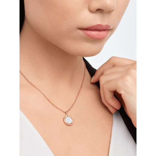 BULGARI BULGARI 18 kt rose gold necklace set with a mother-of-pearl insert and mandarin garnets on the pendant. 360054 image 5