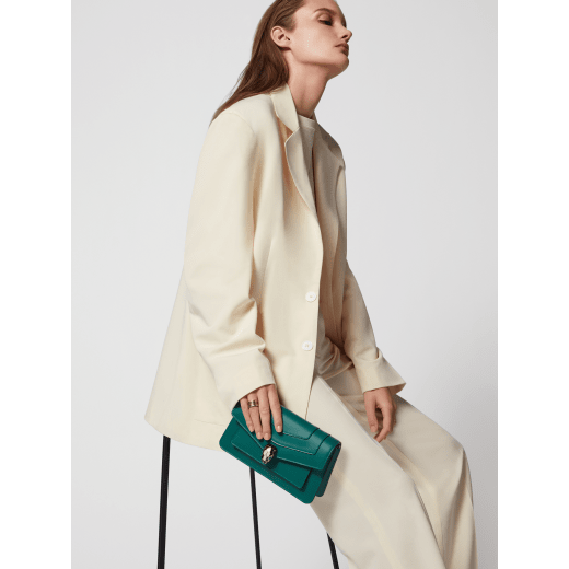 Serpenti Forever East-West small shoulder bag in black calf leather with emerald green grosgrain lining. Captivating snakehead magnetic closure in light gold-plated brass embellished with black and white agate enamel scales, and green malachite eyes. 1237-CL image 8
