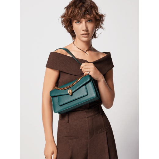 Serpenti East-West Maxi Chain medium shoulder bag in foggy opal gray Metropolitan calf leather with linen agate beige nappa leather lining. Captivating snakehead magnetic closure in gold-plated brass embellished with gray agate scales and red enamel eyes. SEA-1238-MCCL image 7
