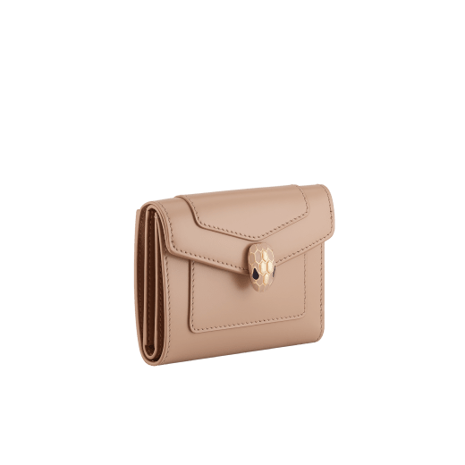 Portefeuille compact Serpenti Forever en cuir de veau strié doré avec doublure en cuir nappa couleur blanc lin agate. Captivant fermoir à bouton-pression Serpenti en laiton doré orné d’écailles en émail noir et laiton doré et d’yeux en émail noir. SEA-SLIM-COMPACT-R image 1