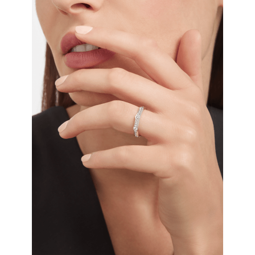 Infinito 鉑金婚戒，飾以全密鑲鑽石。 AN857697 image 3