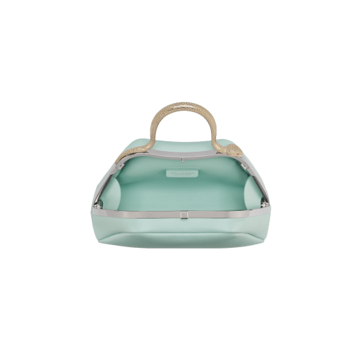 Sac à main Serpentine mini modèle en cuir de veau lisse noir avec doublure en cuir nappa vert émeraude. Poignée supérieure en forme de serpent en laiton doré, ornée d'écailles gravées et d'yeux en émail rouge. Fermoir à bouton-pression et détails en laiton doré. SRN-1291 image 4