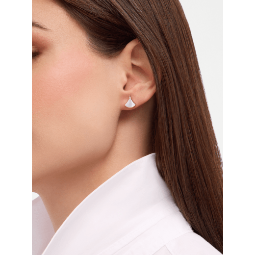 Divas' Dream 18 kt rose gold fan-shaped single stud earring set with mother-of-pearl and pavé diamonds 361992 image 1