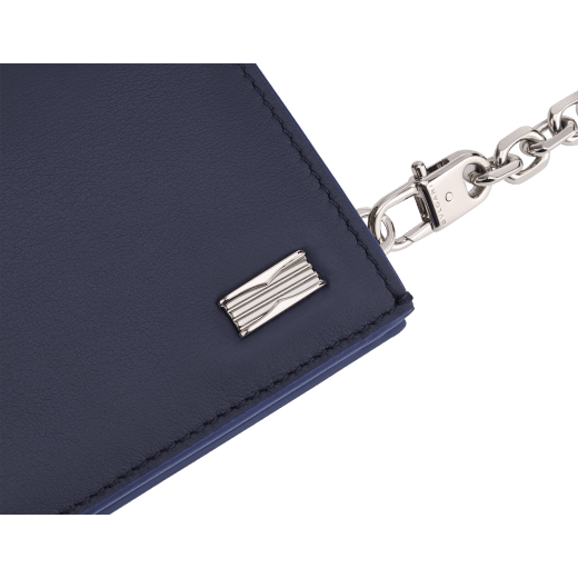 B.zero1 Man compact wallet with chain in black matt calf leather with niagara sapphire blue nappa leather interior. Iconic dark ruthenium and palladium-plated brass embellishment, and folded press-stud closure. BZM-COMPACTWALLET image 4