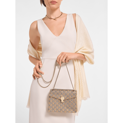 Piccola borsa a spalla Serpenti Forever Day-to-Night con motivo Calla realizzato con cristalli rosso-violacei e argento applicati su pelle scamosciata e fodera in nappa nera. Accattivante chiusura magnetica Serpenti in ottone placcato palladio con squame diamantate e occhi in onice nera. SEA-1281-CALLACRIS image 1