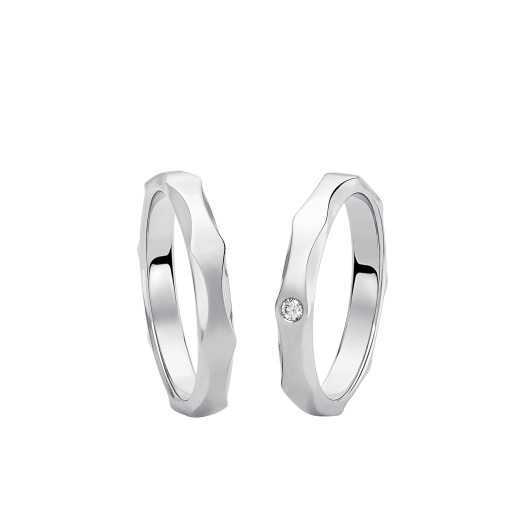 Infinito Eheringe aus Platin, einer mit einem Diamanten besetzt. Das zeitlose Ring-Set für Paare spielt mit seinem erlesenen Design auf das Symbol der Unendlichkeit an. INFINITO-COUPLES-RINGS image 1