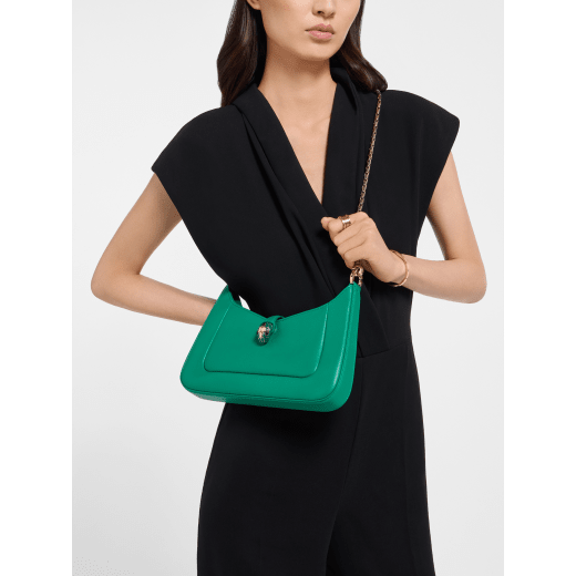 Serpenti Baia small shoulder bag in vivid emerald green Metropolitan calf leather with black nappa leather lining. Captivating snakehead magnetic closure in light gold-plated brass embellished with bright forest emerald green enamel and light gold-plated brass scales, and black onyx eyes; additional zipped top closure. SEA-1274293589 image 1