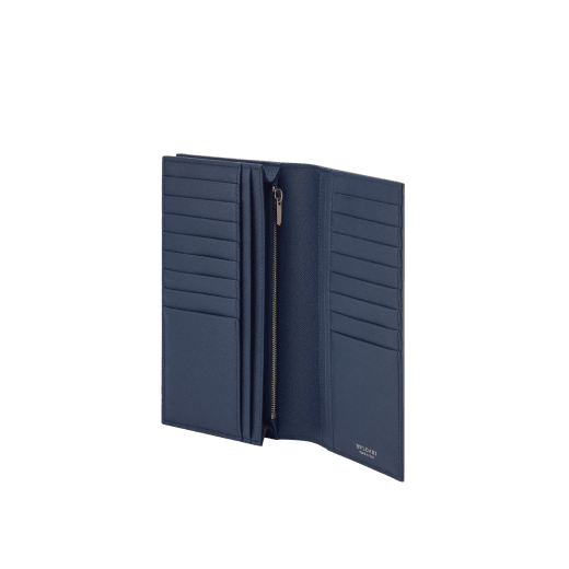 Portafoglio grande per yen Bvlgari Bvlgari Man in vitello martellato, marrone diaspro del deserto all'esterno e color blu denim zaffiro all'interno. Iconico motivo in ottone placcato palladio e chiusura a libro. BBM-WLT-Y-ZP-16C-R image 2