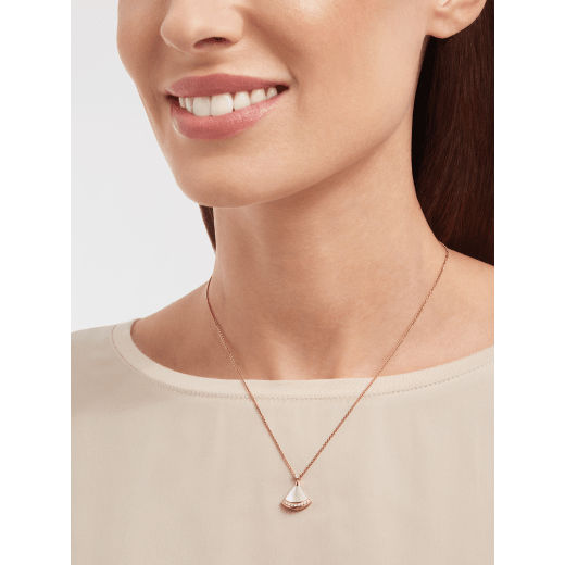 DIVAS’ DREAM Halskette mit Anhänger aus 18 Karat Roségold mit rundem Diamanten im Brillantschliff (0,03 Karat), einem Perlmutt-Element und Diamant-Pavé (0,10 Karat) 358365 image 6