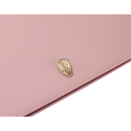 Serpenti Forever compact wallet in primrose quartz pink Metropolitan calf leather with flamingo quartz pink nappa leather interior and inner nappa leather details in shades of flamingo quartz pink, primrose quartz pink and ivory opal. Captivating snakehead press-stud closure in light gold-plated brass embellished with red enamel eyes. SEA-POCHETTECOMP image 4