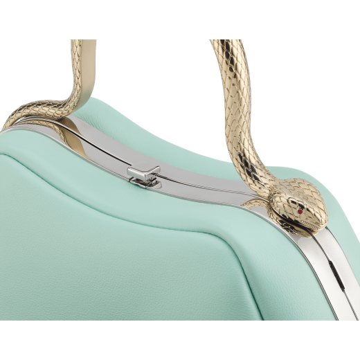 Sac à main Serpentine mini modèle en cuir de veau lisse noir avec doublure en cuir nappa vert émeraude. Poignée supérieure en forme de serpent en laiton doré, ornée d'écailles gravées et d'yeux en émail rouge. Fermoir à bouton-pression et détails en laiton doré. SRN-1291 image 5