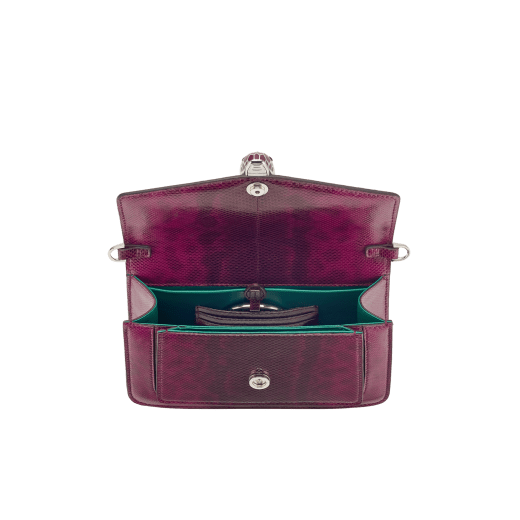 Sac porté épaule Serpenti Forever East-West petit modèle en karung brillant couleur prune nuit avec doublure en cuir nappa vert émeraude. Captivant fermoir magnétique Serpenti en laiton orné d’écailles en émail bordeaux et laiton et d’yeux en onyx noir. 1237-CLKARUNG image 3