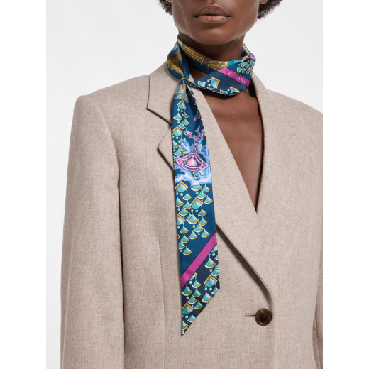 Bvlgari Curiosity 長形絲巾，採用上等淺橄欖石色斜紋絲，飾以 BVLGARI BVLGARI 金屬吊飾。100% 純絲製成。 BULGARICURIOSITYSH image 1