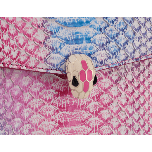 Serpenti Forever Mini-Crossbody-Tasche aus mehrfarbigem Spring Shade-Pythonleder mit Futter aus Nappaleder in Azalea Quartz Rosa. Faszinierender Schlangenkopf-Magnetverschluss aus hell vergoldetem Messing mit Schuppen aus Emaille in Ivory Opal und Azalea Quartz Rosa sowie Augen aus schwarzem Onyx. 292137 image 5