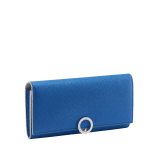 Großes Bulgari Clip Portemonnaie aus genarbtem Kalbsleder in Sahara Amber Hellbraun mit Innenseite aus genarbtem Kalbsleder in Denim Sapphire Blau. Ikonische Klammer aus palladiumbeschichtetem Messing und gefalteter Verschluss. BCM-WLT-SLI-POC-Clb image 1