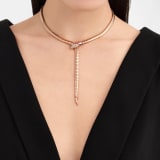 Serpenti 項鍊，採用 18K 玫瑰金，蛇頭與蛇尾鑲飾圓形紅寶石，蛇頭飾以半密鑲鑽石，蛇眼飾以黑色縞瑪瑙。 362427 image 2