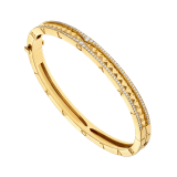 „B.zero1 Rock“ Armband aus 18 Karat Gelbgold mit Spirale mit Nieten und Diamant-Pavé an den Rändern. BR859028 image 1