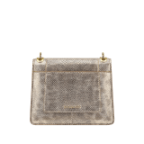 Piccola borsa a spalla Serpenti Forever Day-to-Night in karung lucido Cabochon blu intenso con borchie metalliche e fodera in nappa nera. Accattivante chiusura magnetica Serpenti in ottone placcato oro chiaro con squame in smalto blu intenso brillante e ottone placcato oro chiaro e occhi in onice nera. SEA-1281-P image 2