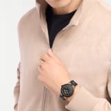 Bvlgari Bronzo GMT 腕錶，搭載自動上鍊機械機芯，具備 GMT 24 小時顯示功能。錶徑 40 公釐，噴砂青銅錶殼，搭配黑色橡膠錶圈與錶帶，霧面黑色錶盤。防水深度 100 公尺。 104241 image 4