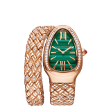 Serpenti Spiga 女錶，18K 玫瑰金錶殼，錶徑 35 公釐，單螺旋錶帶綴鑲明亮型切割鑽石，錶圈鑲飾鑽石。孔雀石錶盤，玫瑰金色指針。18K 玫瑰金錶冠鑲飾 1 顆蛋面型切割紅碧璽（約 0.19 克拉）。錶殼和錶帶共鑲飾 281 顆圓形明亮型切割鑽石（F-G VVS – VS，約 1.86 克拉）。B033 石英機芯飾以寶格麗標誌。時、分顯示。防水深度 30 公尺。S 尺寸，135 公釐。 SERPENTI-SPIGA image 1