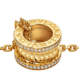 قلادة «بي.زيرو1» من الذهب الأصفر عيار 18 قيراطاً مع زخارف نافرة مرصعة بالألماس المرصوف 358349 image 3