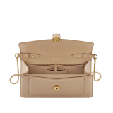 Piccola borsa a tracolla Serpenti Forever in vitello beige travertino con fodera in nappa beige travertino. Accattivante chiusura magnetica Serpenti in ottone placcato oro con squame in smalto beige noisette e ottone placcato oro e occhi in onice nera. 295079 image 3