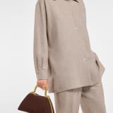 Kleine Geraldine Guyot x Bvlgari Serpentine Henkeltasche aus Nubukleder in Chestnut Opal mit Futter aus Nappaleder in Chestnut Opal. Neu interpretierter Henkel in Schlangenkörperform aus vergoldetem Messing mit Druckknopfverschluss. SRN-001-1268S-GG image 1