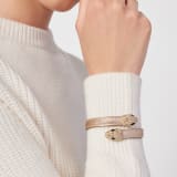 Мягкий браслет в форме кольца Serpenti Forever, кожа теленка золотистого цвета с узором Striated. Декор в виде двух змеиных голов из латуни с покрытием из светлого золота, чешуйки из эмали цвета шампанского и прозрачной эмали, глаза из черной эмали. SERPSOFTCONTR-SCL-LG image 1