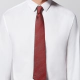 Doppelseitige B Dots Krawatte aus feinem Seidenjacquard in Peacock Grün mit Metallplakette. Hergestellt aus 100 % Seide. DOUBLEBDOTS image 1