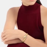 Serpenti 單圈手環，採用 18K 黃金，飾以半密鑲鑽石，蛇眼飾以黑色縞瑪瑙。 BR860810 image 3