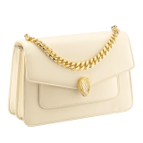 Borsa a tracolla media Serpenti Forever Maxi Chain in vitello Metropolitan grigio nuvola opale con fodera in nappa beige lino agata. Accattivante chiusura magnetica Serpenti in ottone placcato oro con squame in agata grigia e occhi in smalto rosso. 1138-MCNc image 2